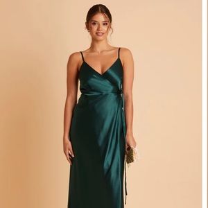 Birdy Grey CINDY DRESS
SHINY SATIN EMERALD